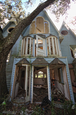 Illustration for article titled This abandoned playhouse was once an elaborate treehouse mansion
